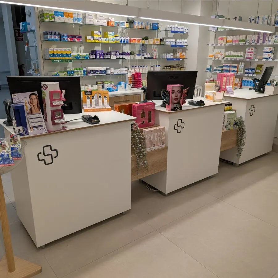 Interior de Farmacia V. Hervás en Alberic, mostradores de atención