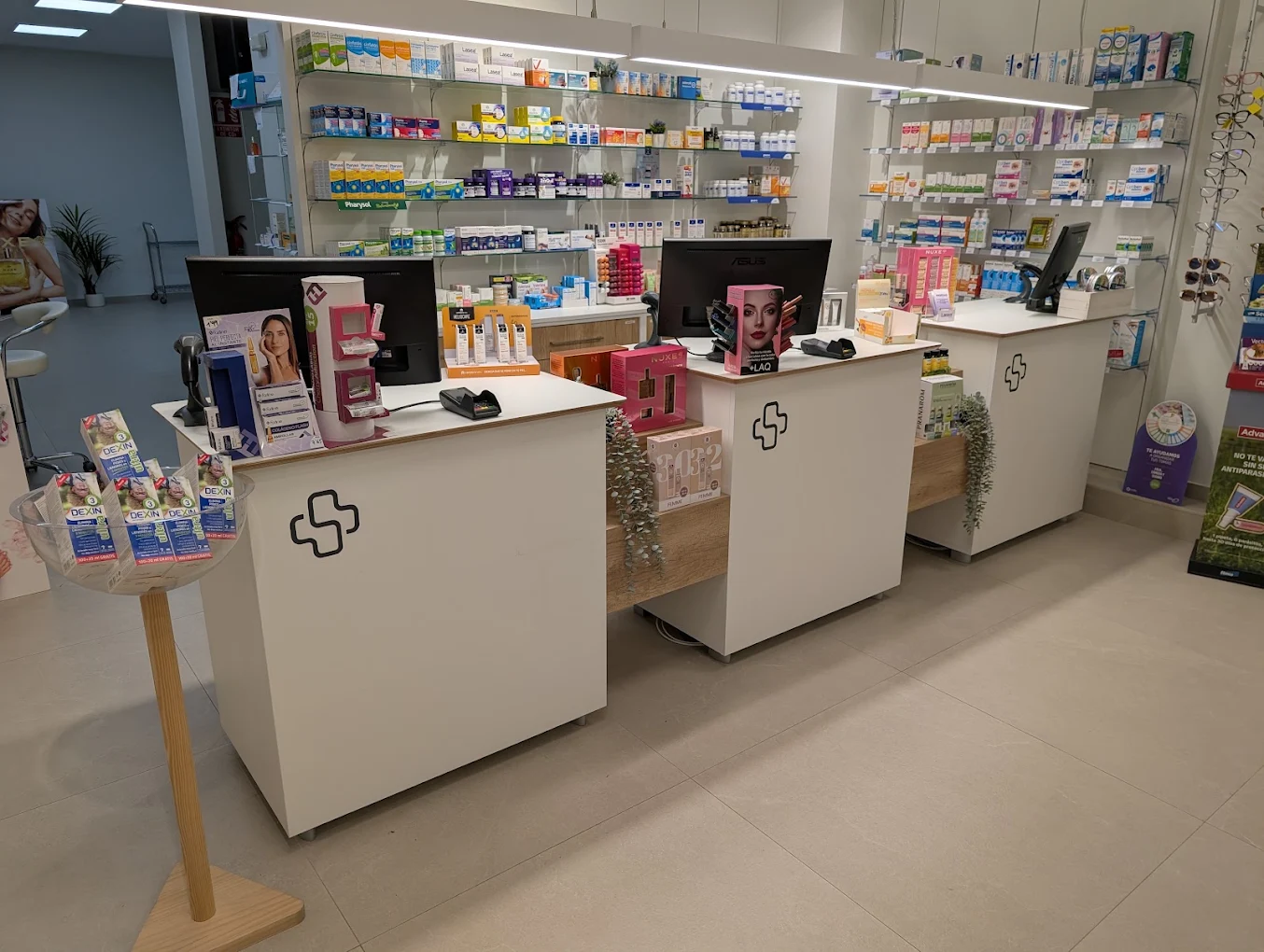 Interior de Farmacia V. Hervás en Alberic — mostradores de atención